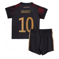 Tyskland Serge Gnabry #10 Replika babykläder Bortaställ Barn VM 2022 Kortärmad (+ korta byxor)